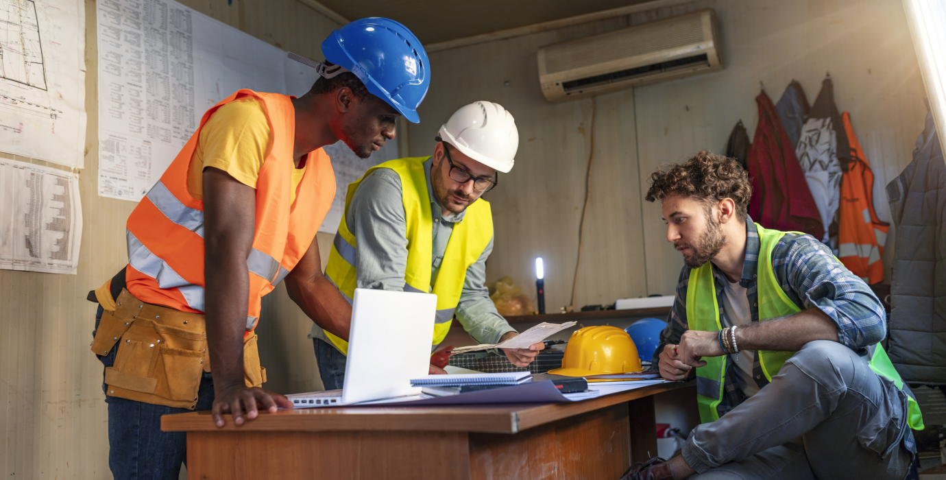 Équipe de chantier qui consulte un plan