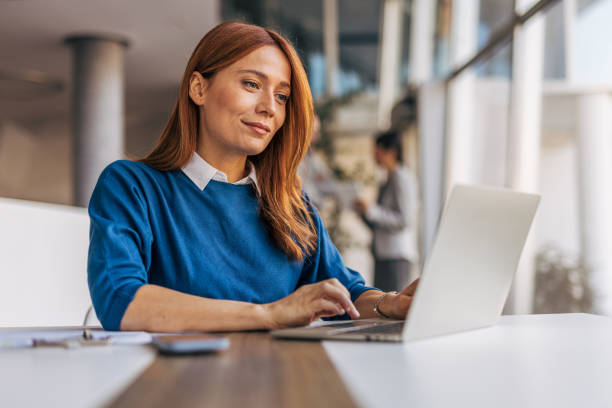Gestionnaire d’agence de placement au travail sur son ordinateur