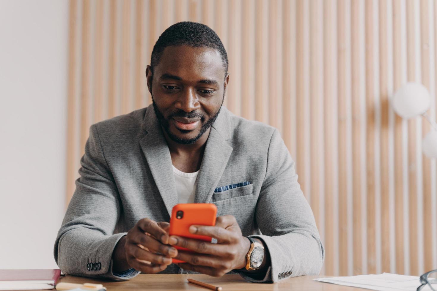 Recruteur qui consulte Prim Logix sur son téléphone