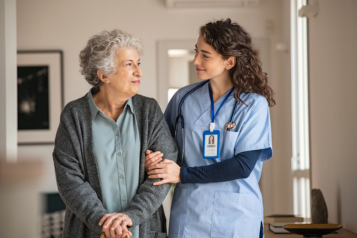 Préposée qui accompagne une personne âgée